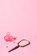 Zabytkowe lustro z perfumami